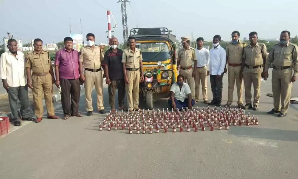 SEB Cops seize Rs. 25.25 lakhs and 190 liquor bottles at Panchalingala border check post