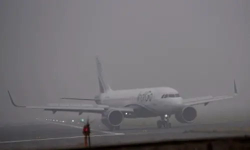 Snow, fog affects Srinagar airport operations