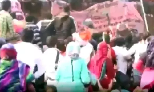 Tikait, farmer leaders fall as stage collapses