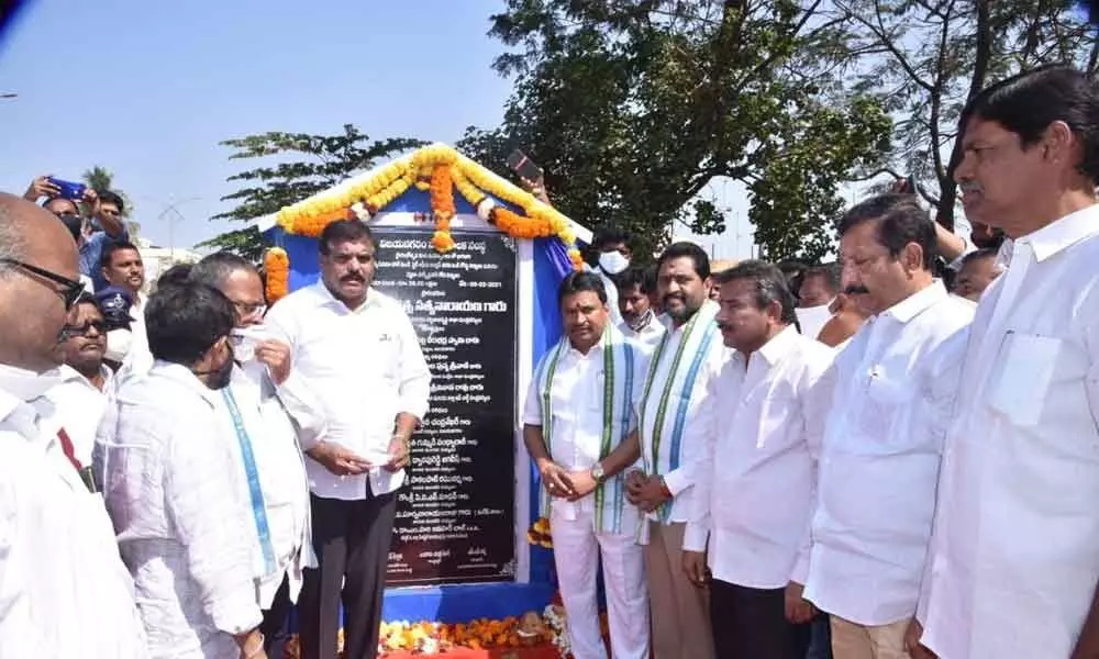 Ministers Botcha Satyanarayana and Vellampalli Srinivas inaugurating a water tank in Vizianagaram on Friday