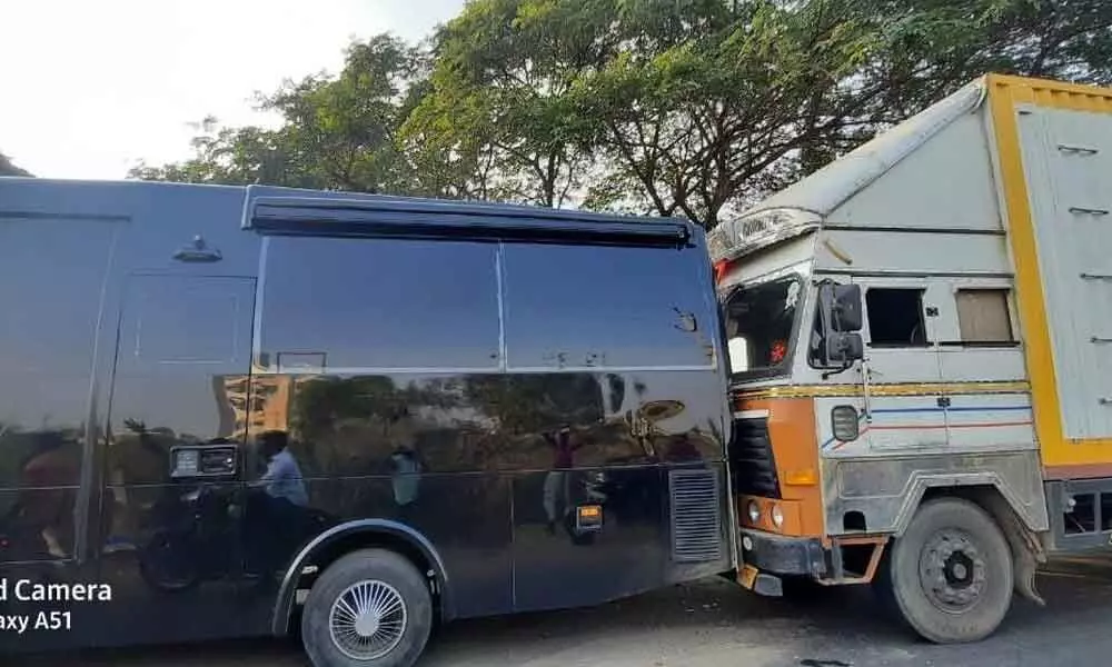 Allu Arjuns vanity van hit by container truck