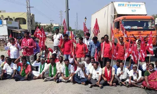 Left stages rasta roko seeking repeal of draconian agri laws