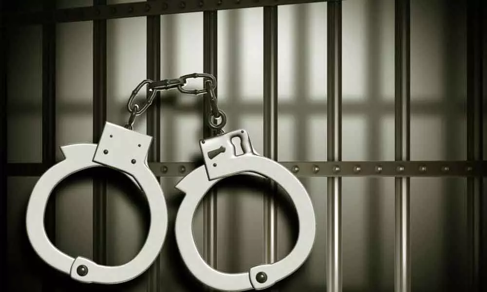 2 held for snatching gold chain, mobile