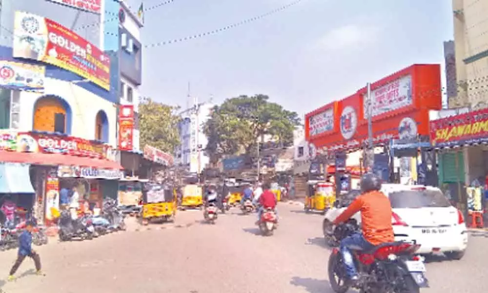 As youth hit the now smoother road at high speeds, incidents have only increased. GHMC and traffic authorities are yet to take a call on finding a solution on the stretch between Lal Darwaza to Syed Ali Chabutra road