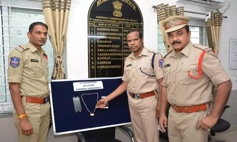 The police seized the mangalsutra and the smartphone, in addition to a knife and a two-wheeler from the accused.
