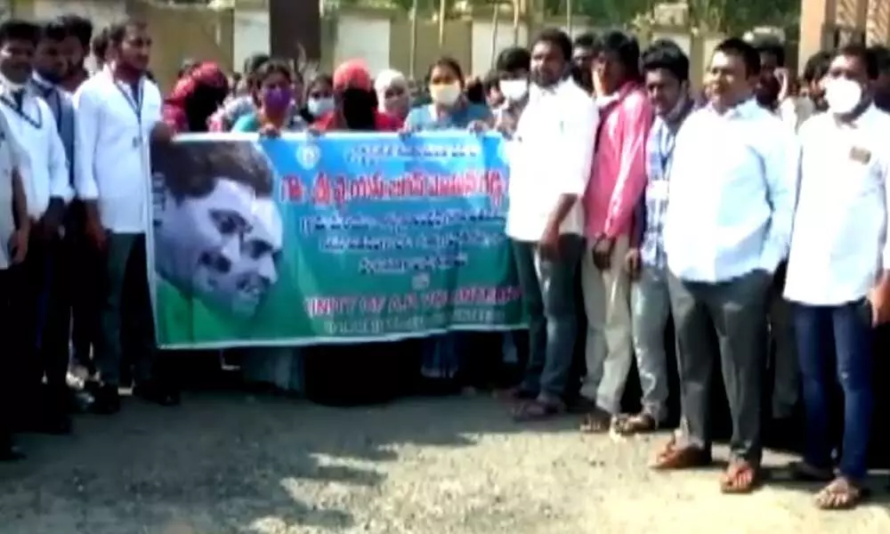 Andhra Pradesh: Village Volunteers protest for salary hike and job security