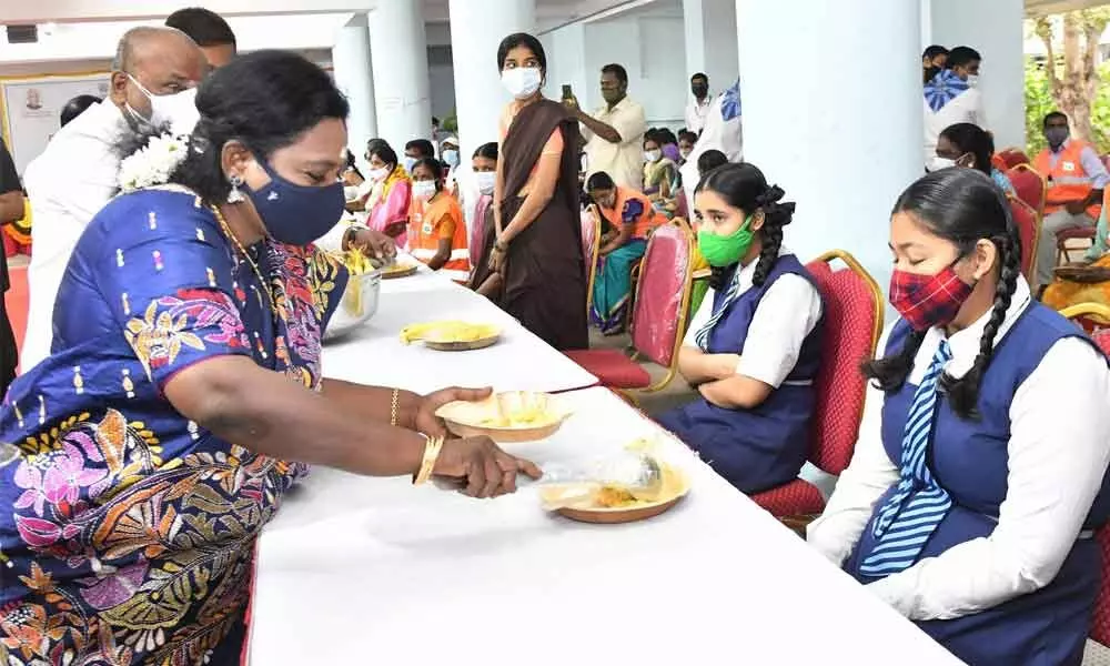 Governor and her husband, eminent Nephrologist, Dr P Soundararajan personally served the breakfast to the students