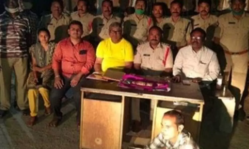 Andhra Pradesh: Mantralayam cops seize Rs. 25 lakh worth 490 grams smuggled gold