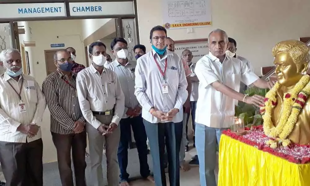 Secretary and correspondent Sagi Vithal Ranga Raju paying floral tributes to the founder of SRKR Engineering College Sagi Ramakrishnam Raju in Bhimavaram on Tuesday