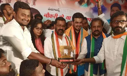 AICC Secretary and former MP Madhu Yashki Goud and Warangal DCC president Naini Rajender Reddy giving away mementoes to NSUI leaders in Warangal on Tuesday