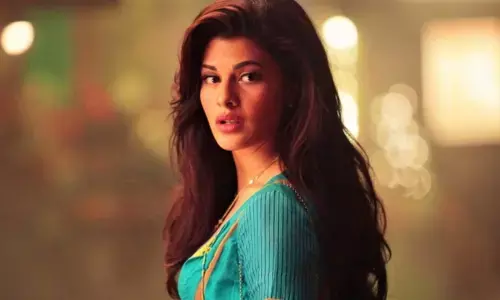 Jacqueline Fernandez spends an hour doing house chores
