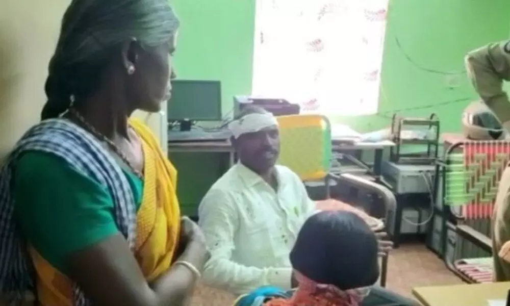 An independent sarpanch aspirant Boya Thimmappa, who was injured in an attack of YSR Congress party leader, filing complaint with the Chippagiri police on Wednesday