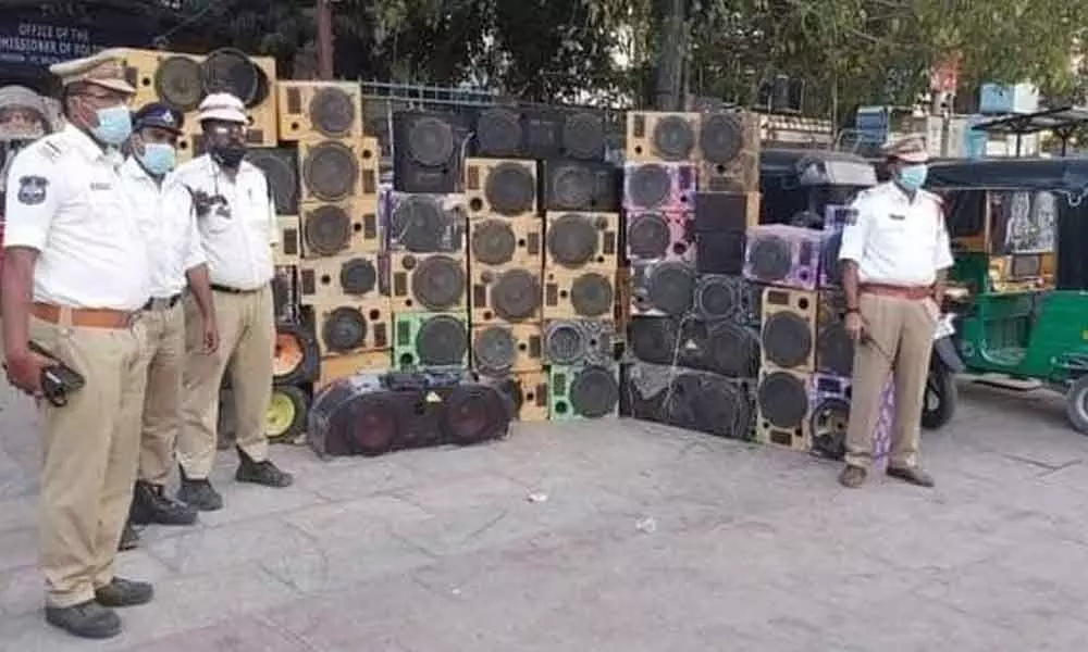 Traffic cops remove speakers from autos in Hyderabad