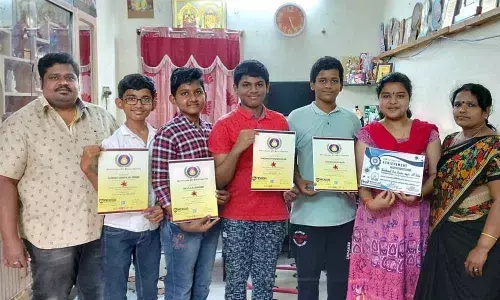 Timmiri Raveendra and Thunugunta Nagamani with the student artists in Ongole