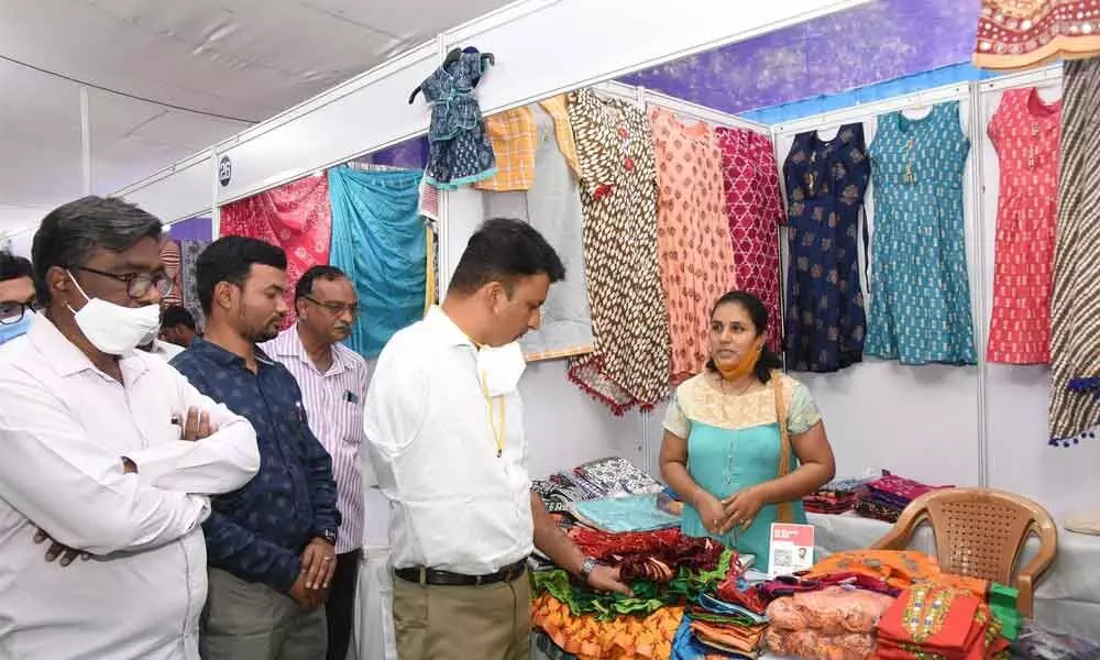 Municipal Corporation Commissioner P S Girisha interacting with stall owners of the Handloom and Handicrafts Expo