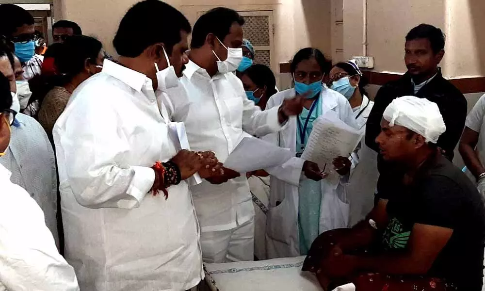 Ministers visit KGH to meet injured persons