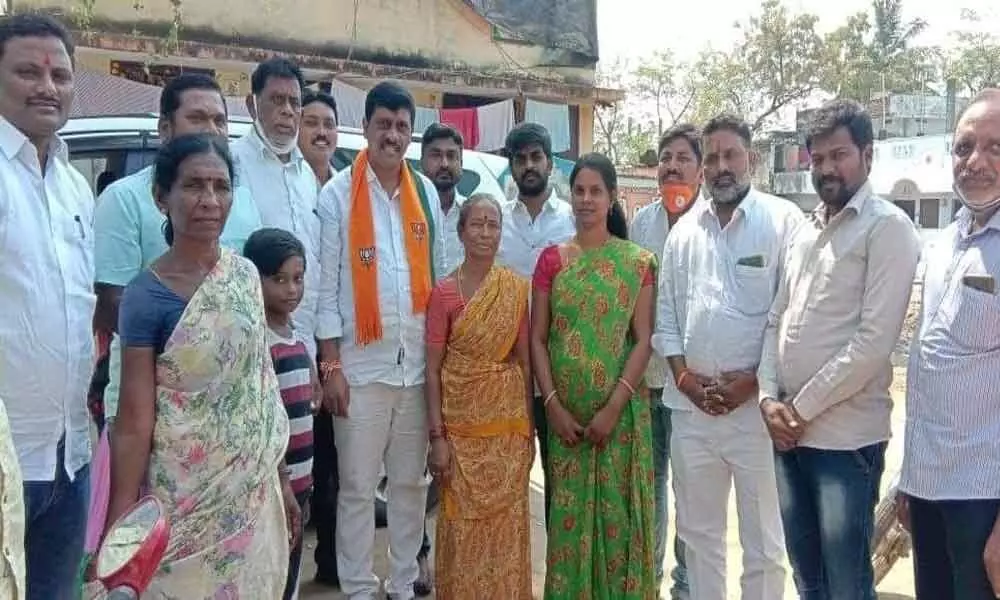 BJP Khammam district president Galla Satyanarayana and other party leaders meeting the family members of arrested party leaders in Khammam town on Saturday