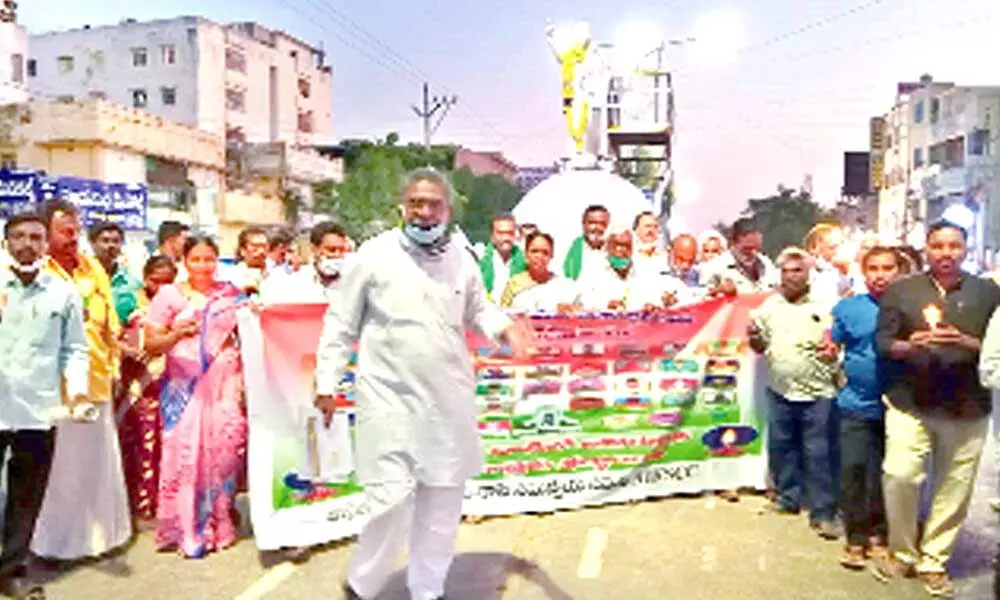 Farmers’ leaders paying tributes to Pulwama martyrs in Ongole on Sunday