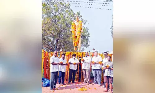 Fans paying tributes to comedian Rajababu on his 37th death anniversary on Godavari bund in Rajamahendravaram on Sunday