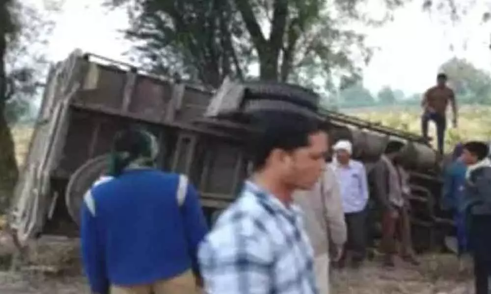 15 dead as papaya-laden truck overturns in Maharashtra
