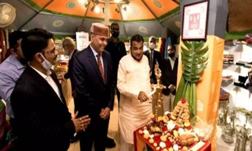 Gadkari praises Madhya Pradeshs handicraft, handloom sectors