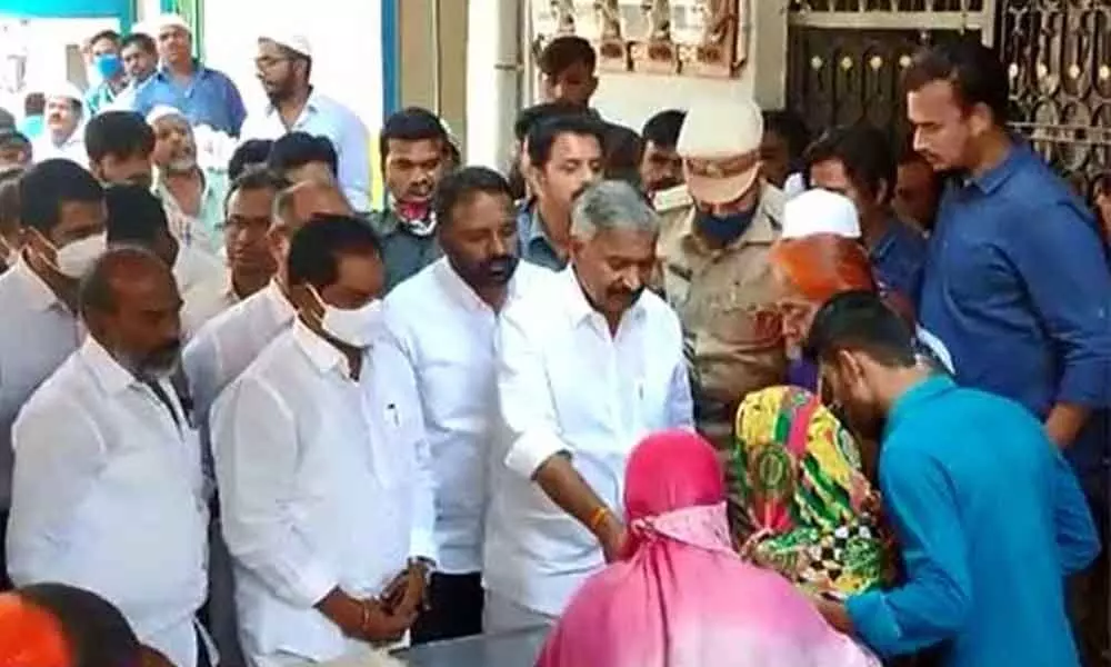 Andhra Pradesh ministers Peddireddy Ramachandra Reddy and Narayana Swamy today paid tributes to those killed in the Kurnool road incident wherein as many as fourteen people from Chittoor district were killed in Kurnool district yesterday