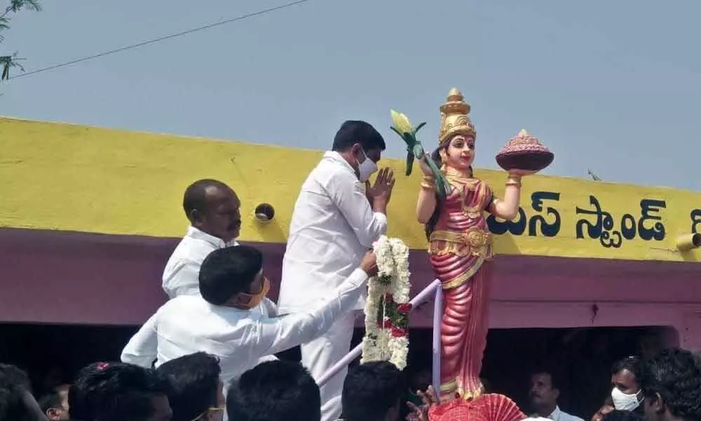 R&B and Legislative Affairs Minister Vemula Prashanth Reddy garlanding Telangana Thalli idol in Balkonda on Monday