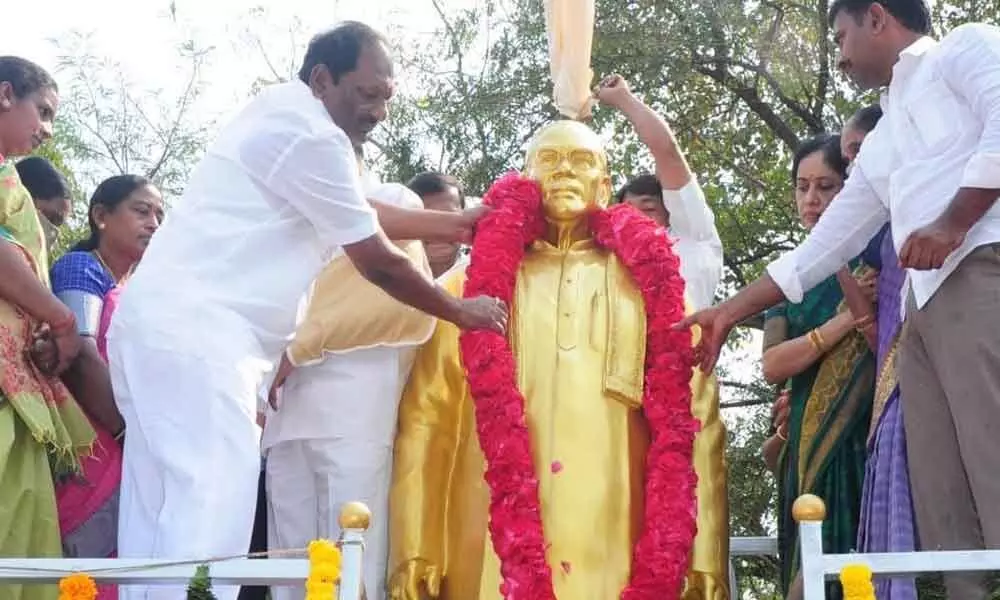 Welfare Minister Koppula Eshwar garlanding the statue of former Minister late Juvvadi Ratnakar Rao after unveiling it in Dharmapuri on Monday