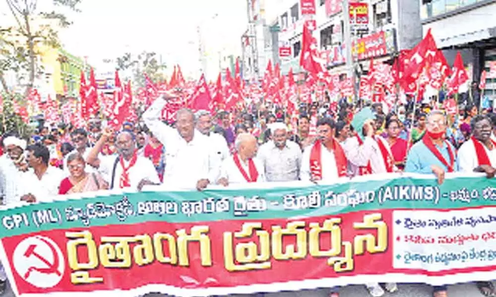 Leaders of CPI (ML) and All India Kisan Mazdoor Sangam taking out a rally in Khammam town on Monday
