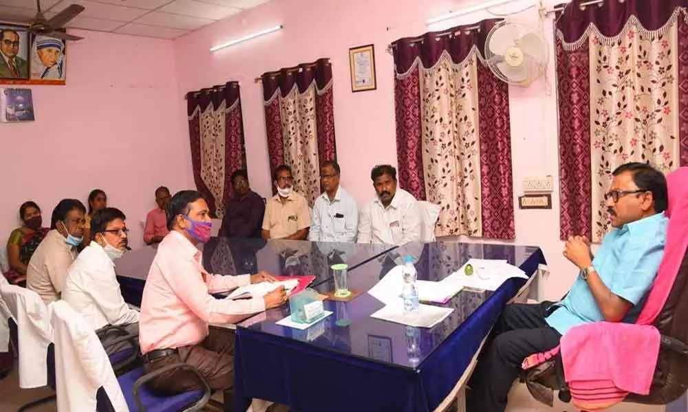 Collector Dr Pola Bhaskara interacting with the AKTPU and ANU PG campus staff in Ongole on Monday