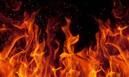 Fire breaks out in residential building in Kolkata