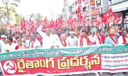 Leaders of CPI (ML) and All India Kisan Mazdoor Sangam taking out a rally in Khammam town on Monday