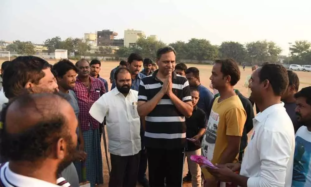 TRS MLC candidate Palla Rajeshwar Reddy interacting with walkers in Nalgonda on Tuesday