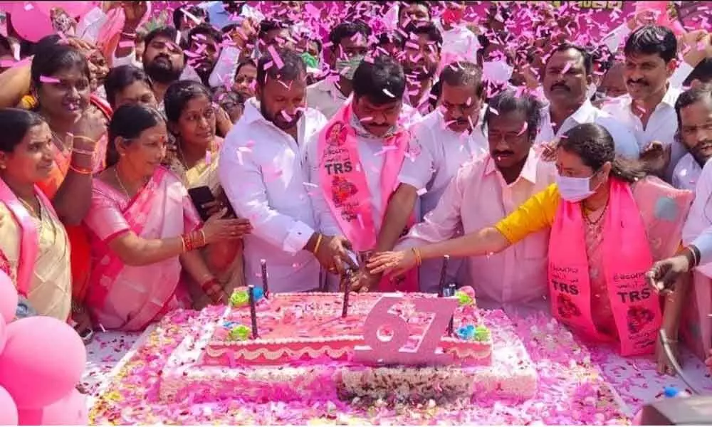 Warangal East MLA Nannapuneni Narender and others cutting cake on KCR birthday in Warangal on Wednesday