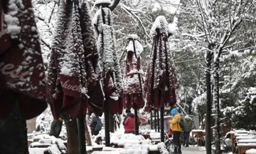 Heavy snowfall disrupts traffic in Istanbul