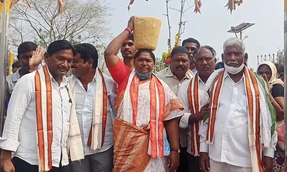 MLA Danasari Anasuya alias Seethakka carrying bangaram (jaggery) on her head to offer to tribal deities in Medaram on Thursday