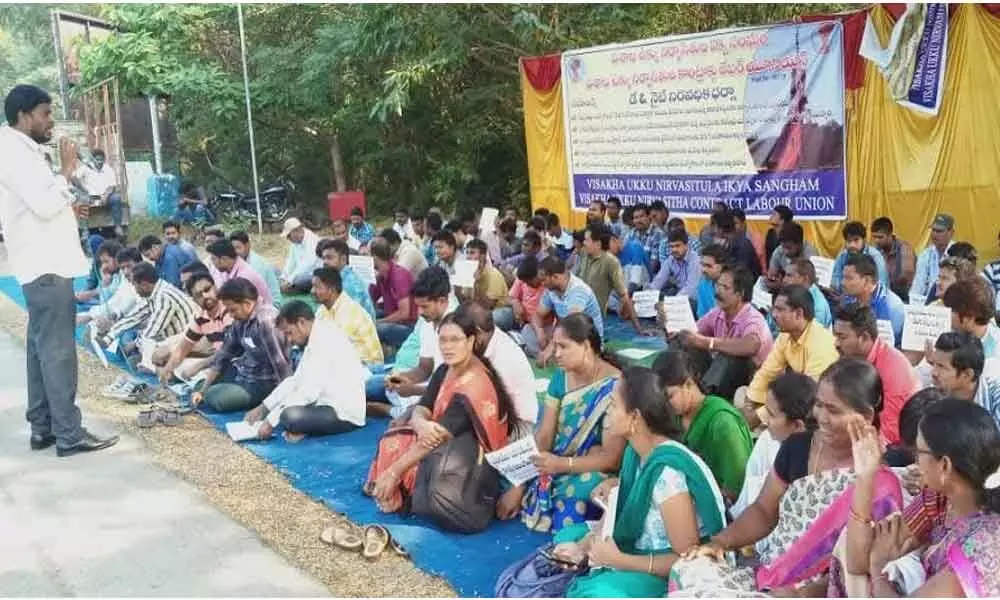 Visakha Ukku Nirvasitula Ikya Sangham members staging a protest at Kurmannapalem seeking jobs at VSP in Visakhapatnam