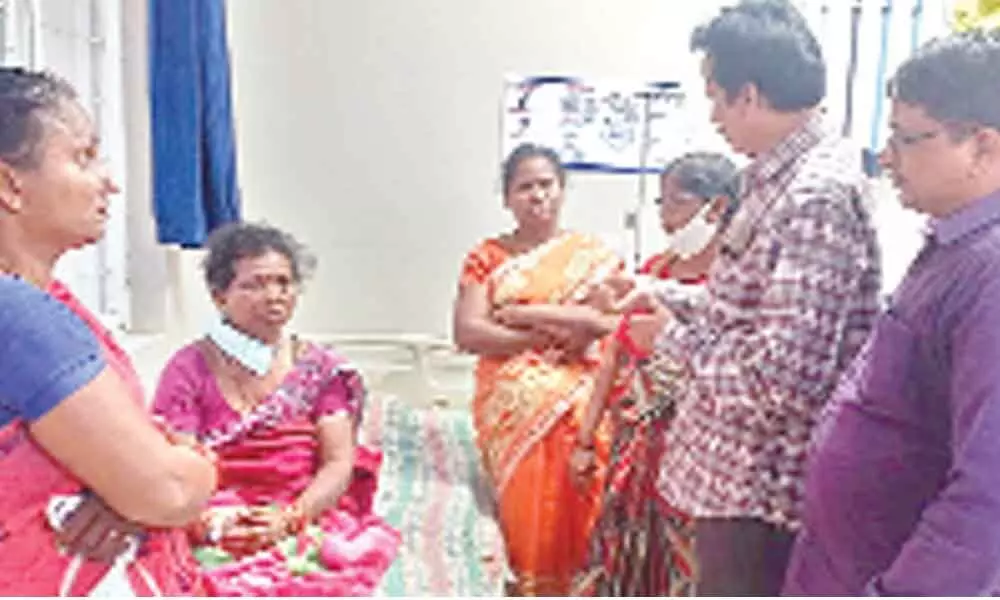 CITU leaders interacting with Anganwadi teachers, who were undergoing treatment in Bhadrachalam Area Hospital on Friday