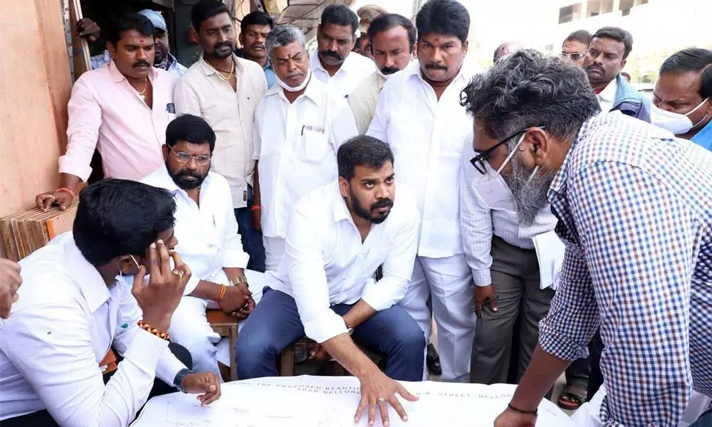 Water Resource Minister Anil Kumar Yadav discussing with the civic body officials over beautification of Pogathota area in Nellore on Saturday