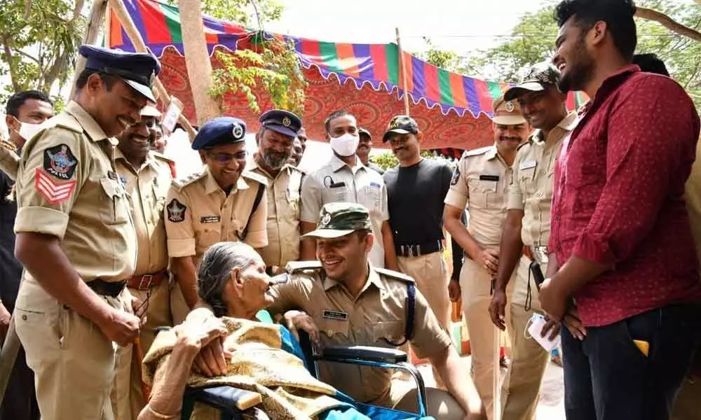 The police personnel sharing a lighter moment when Penugonda Vengamma appreciating SP Siddharth Kaushal and his department at Devaraju Gattu on Sunday