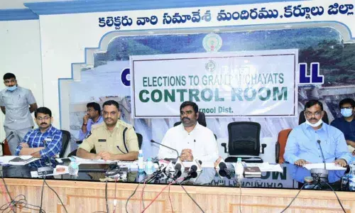 District Collector G Veera Pandiyan along with SP Dr Fakkeerappa Kaginelli, Joint Collector Rama Sunder Reddy and Syed Khaza Mohiuddin addressing media