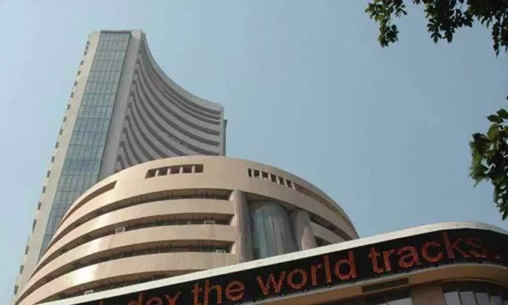 Market continues to fall, Sensex down 400 points