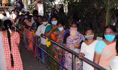 Devotees waiting for Nijaroopa darshan