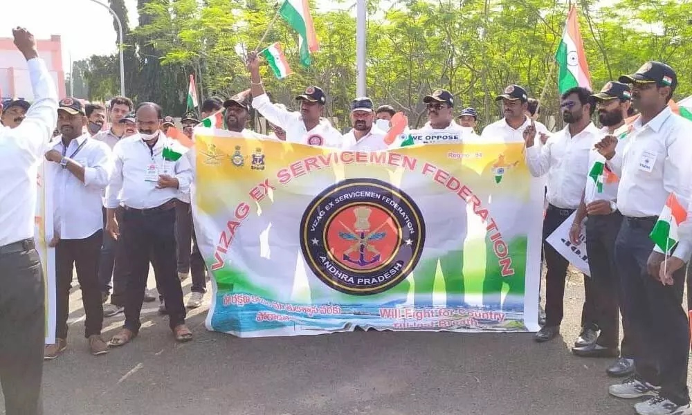 Vizag ex-servicemen taking out a rally extending their support to Vizag Steel Plant Parirakshana Porata Committee in Visakhapatnam