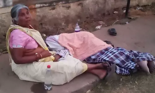 Paidamma sitting on the road at Bobbili along with the body of her husband