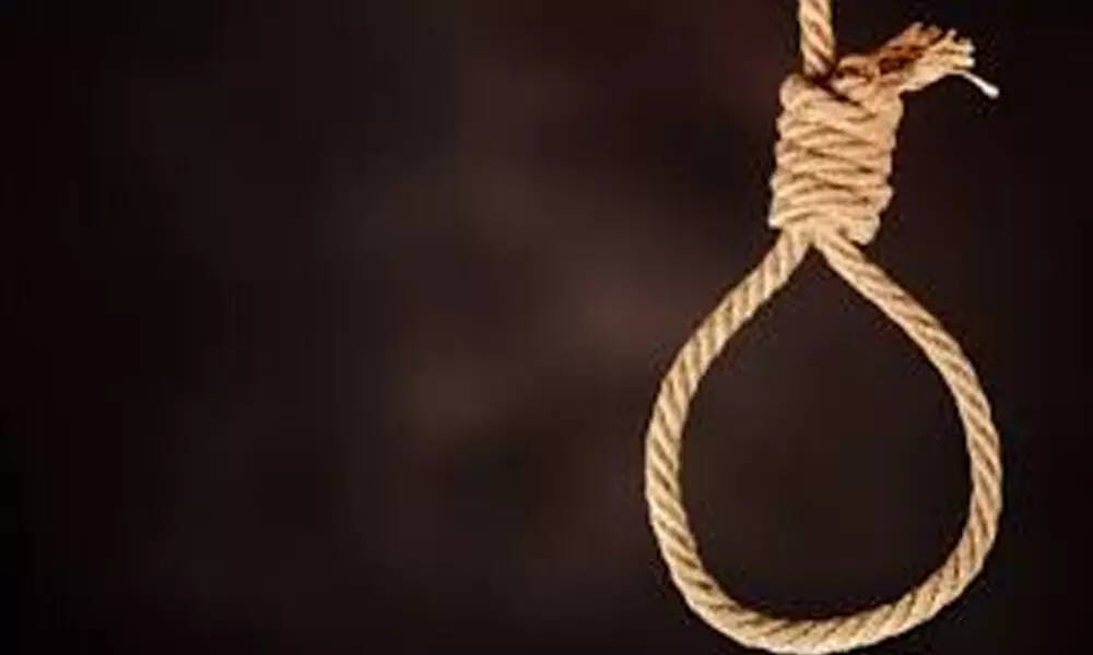 झारखंड : पति की दूसरी शादी से आहत महिला ने दो बच्चों के साथ फांसी के फंदे पर झूली- Jharkhand: Hurt by her husband's second marriage, the woman hanged herself with two children