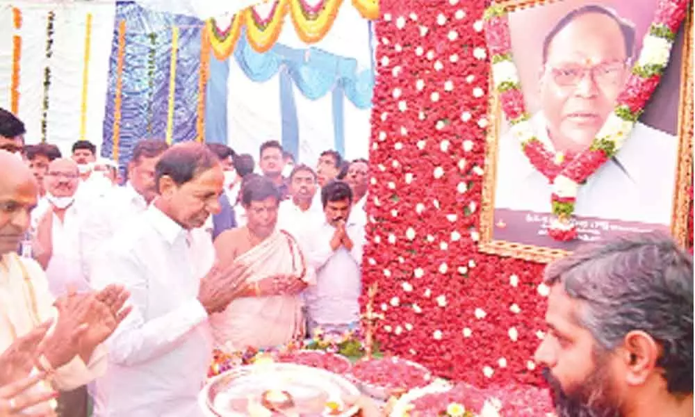 Chief Minister K Chandrashekar Rao paying tributes to V Narayana Goud, father of Excise Minister V Srinivas Goud