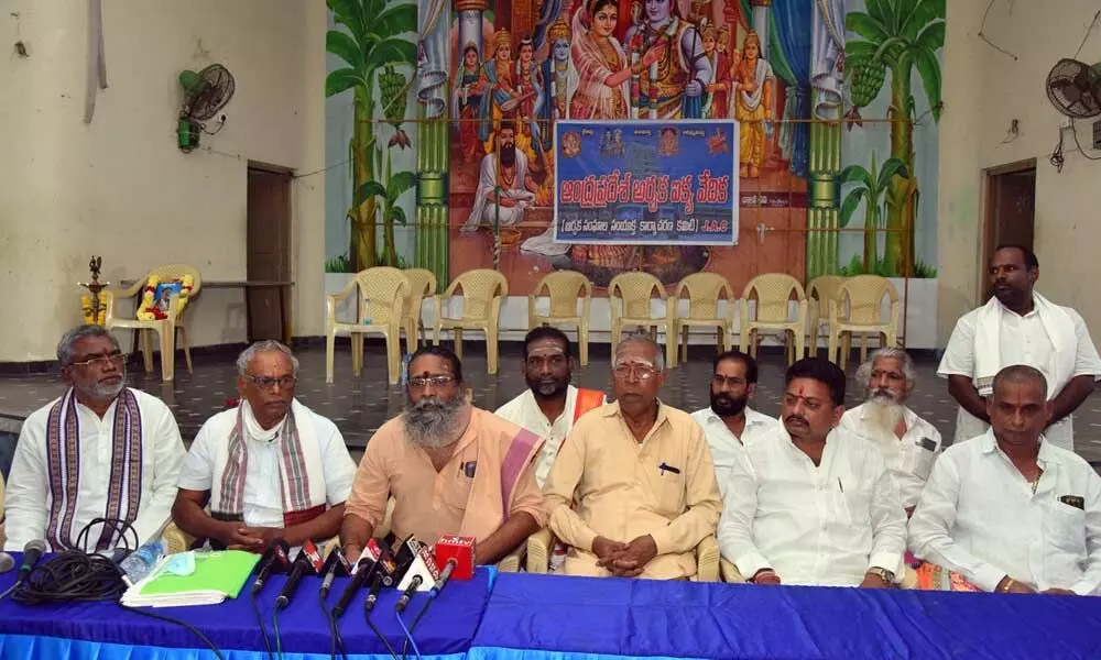 Archaka Samakya Aykya Vedika president Srikaantam Nandeesar with other members speakingto reporters in Rajamahendraaram on Thursday