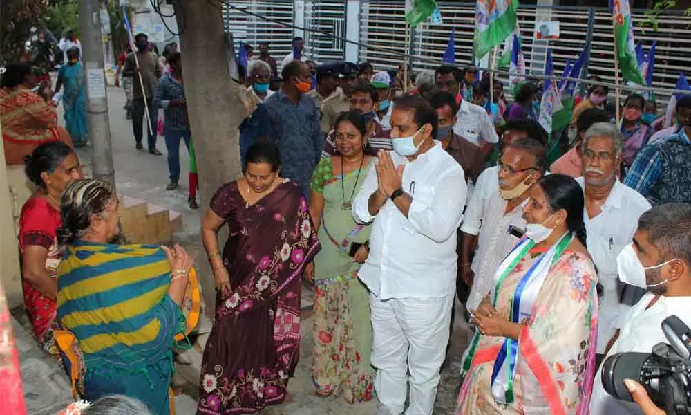 MLA Malladi Vishnu campaigning in  division 30 in Vijayawada on Thursday