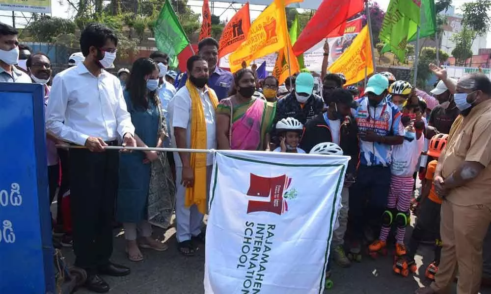 Collector DM Reddy flagging of skating rally in Rajamahendravaram on Thursday
